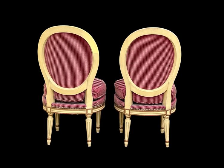 PAIRE DE CHAUFFEUSES ANCIENNES DE STYLE LOUIS XVI BIEN RECOUVERTE AVEC TISSU