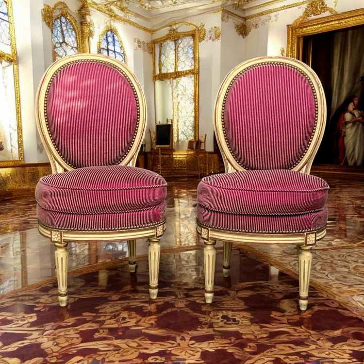 PAIRE DE CHAUFFEUSES ANCIENNES DE STYLE LOUIS XVI BIEN RECOUVERTE AVEC TISSU