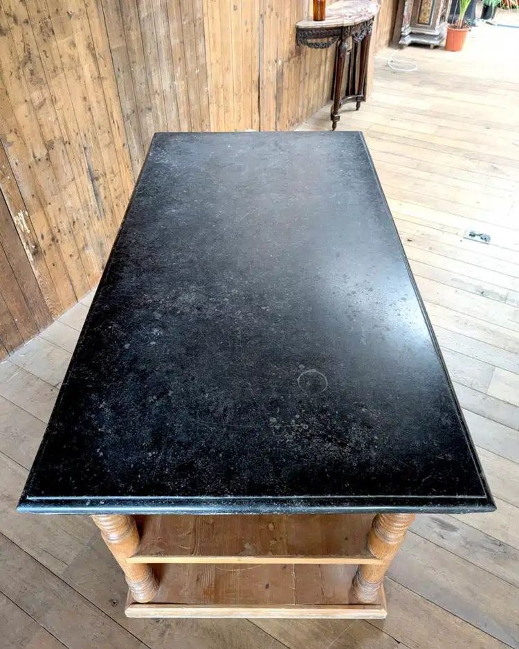 Espositore da negozio con piano in marmo nero