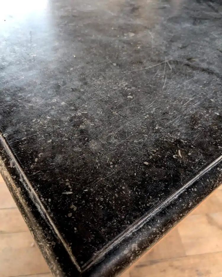 Espositore da negozio con piano in marmo nero
