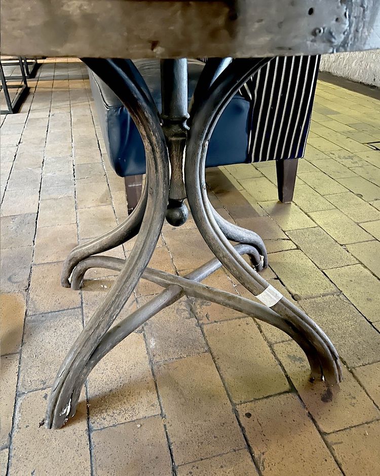 Lot de 10 tables thonet en marbre