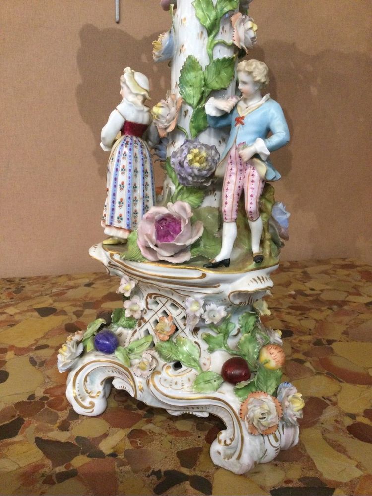 Grand Surtout En Porcelaine De Saxe
