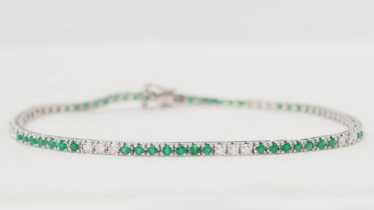 Bracciale fiume in oro bianco, smeraldi e diamanti