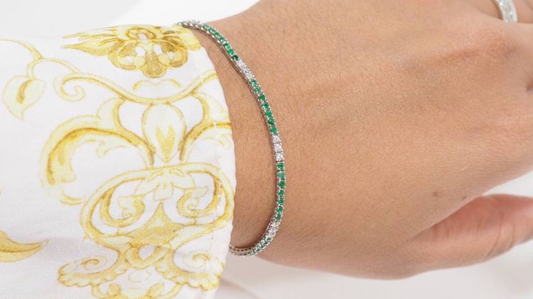 Bracciale fiume in oro bianco, smeraldi e diamanti