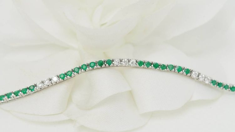 Bracciale fiume in oro bianco, smeraldi e diamanti