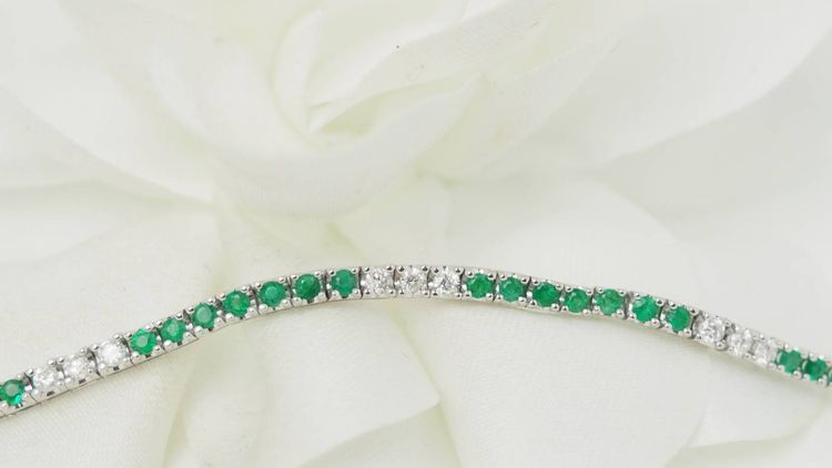 Bracciale fiume in oro bianco, smeraldi e diamanti