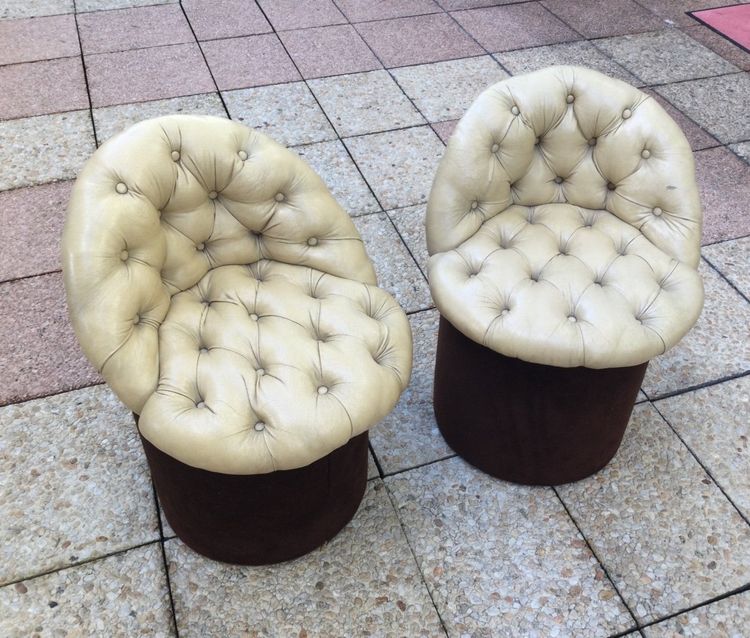 Coppia di piccoli pouf a schienale basso.