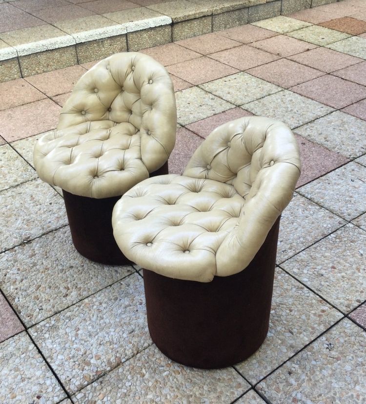 Coppia di piccoli pouf a schienale basso.
