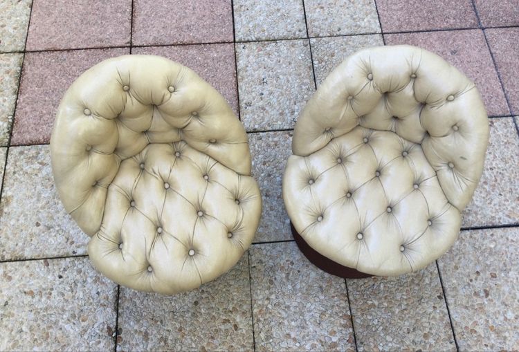 Coppia di piccoli pouf a schienale basso.