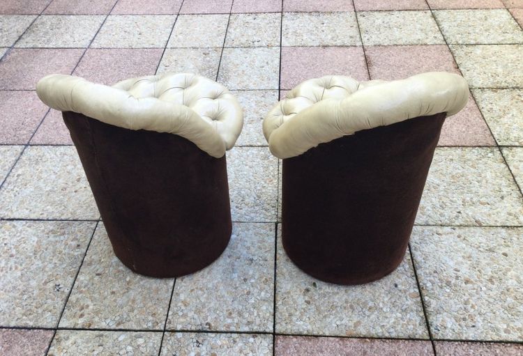Coppia di piccoli pouf a schienale basso.