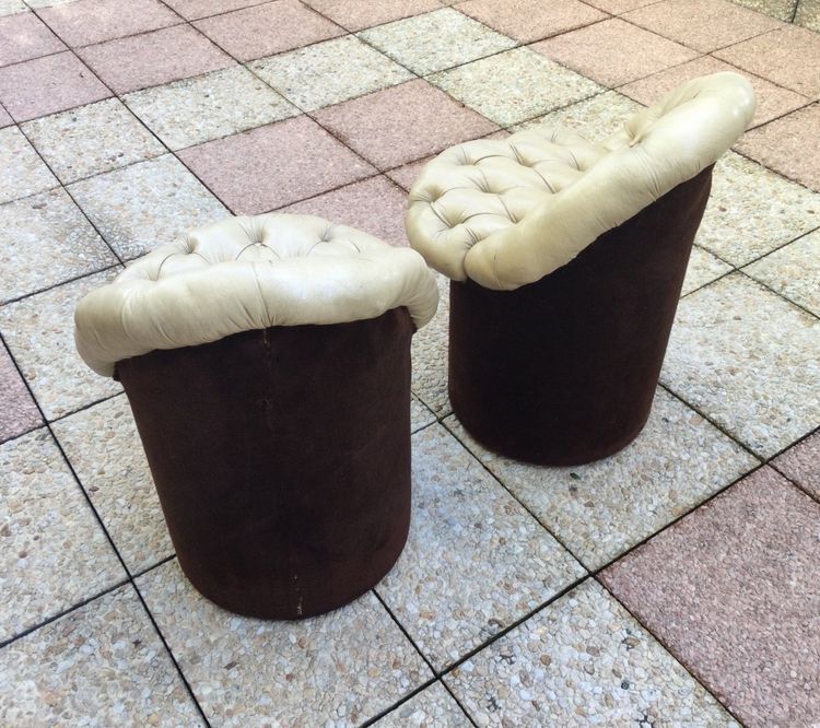 Coppia di piccoli pouf a schienale basso.