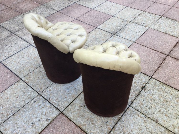 Coppia di piccoli pouf a schienale basso.