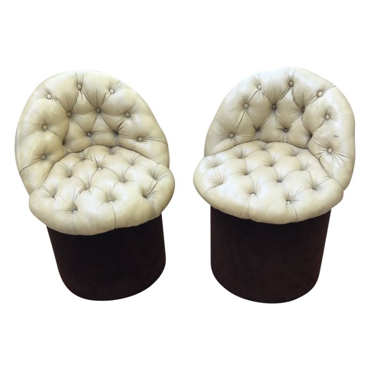 Coppia di piccoli pouf a schienale basso.