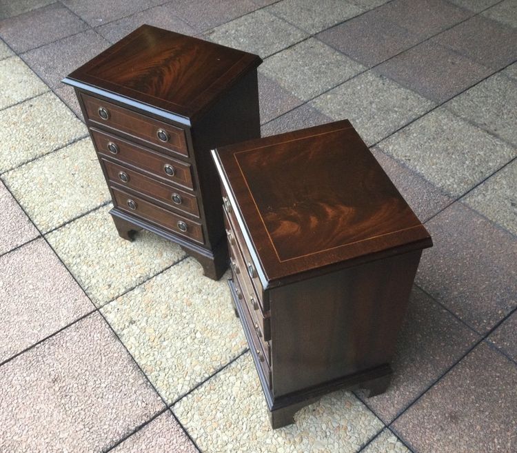 Une Paire De Petites Commode Basses, ateliers Mapple