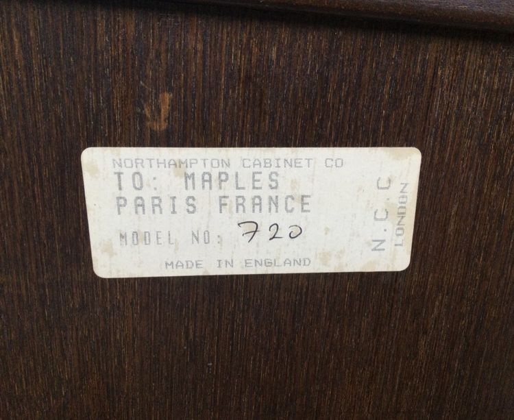 Une Paire De Petites Commode Basses, ateliers Mapple