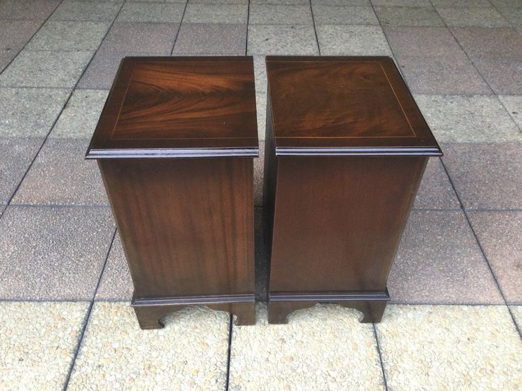 Une Paire De Petites Commode Basses, ateliers Mapple