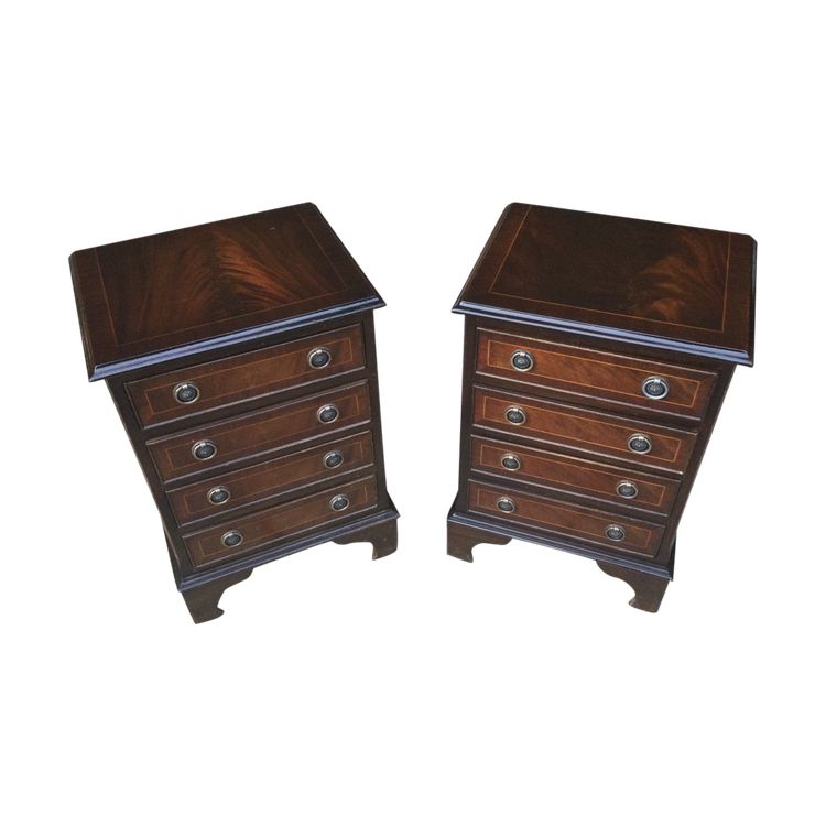Une Paire De Petites Commode Basses, ateliers Mapple