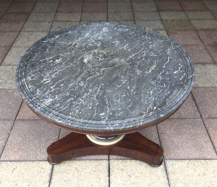 Un Grand Guéridon En Acajou Pouvant Servir De Table De Salle à Manger
