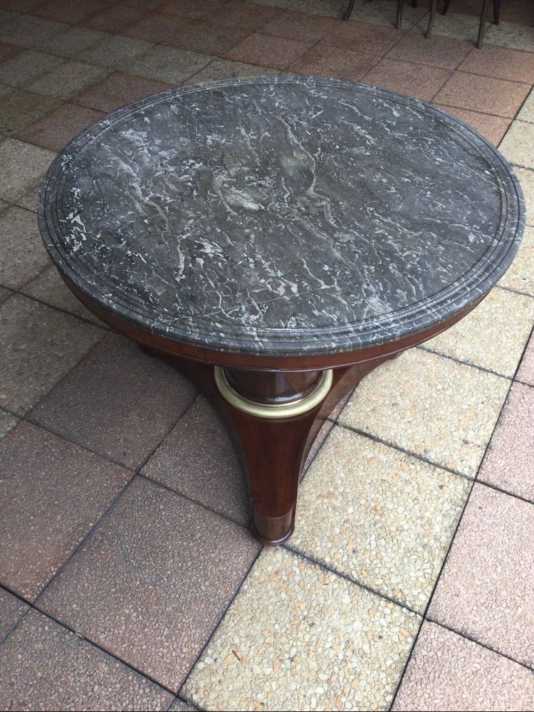 Un Grand Guéridon En Acajou Pouvant Servir De Table De Salle à Manger
