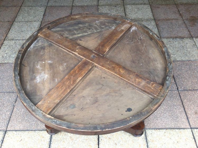 Un Grand Guéridon En Acajou Pouvant Servir De Table De Salle à Manger