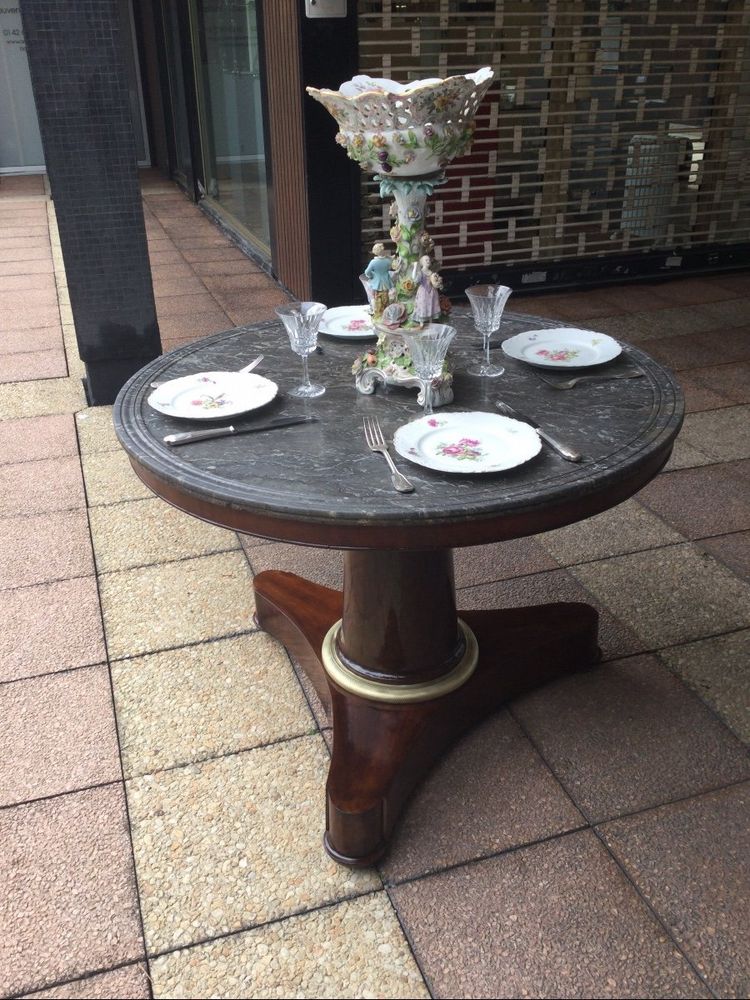 Un Grand Guéridon En Acajou Pouvant Servir De Table De Salle à Manger