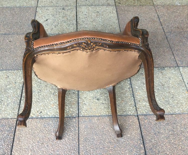 Un Fauteuil De Bureau Louis XV  Garni De Cuir