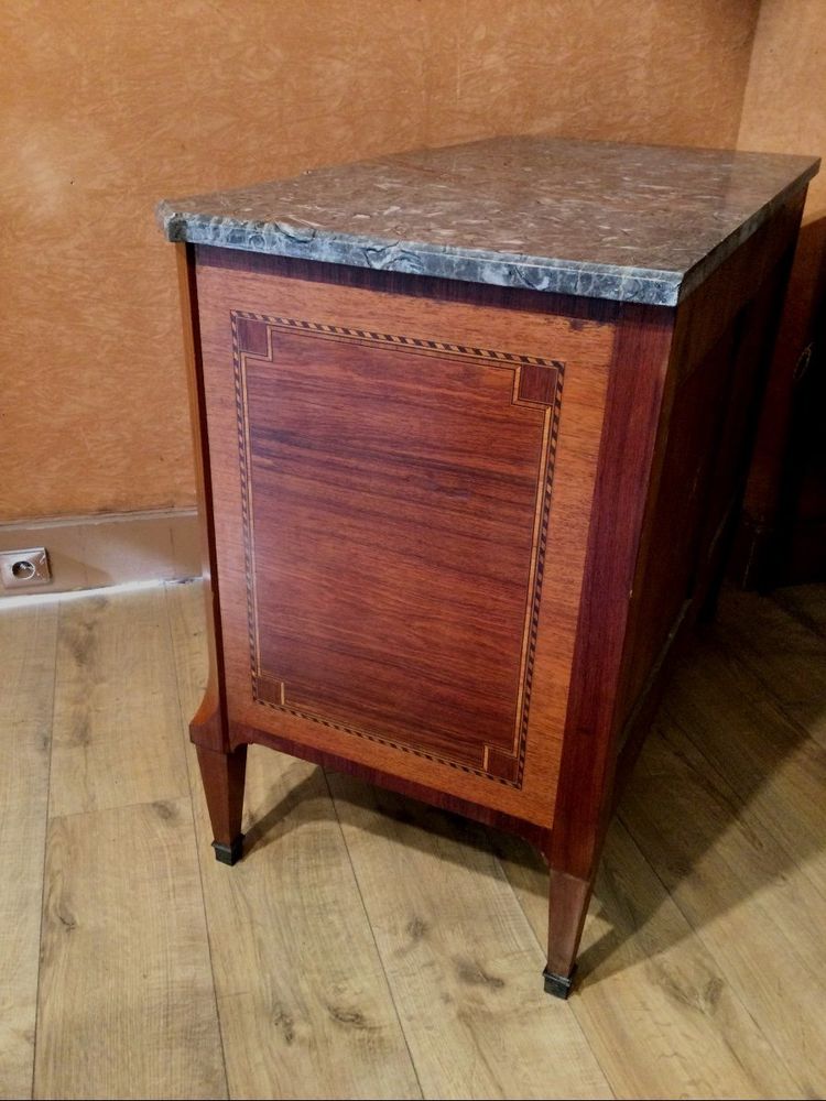 Une Commode En Marqueterie De Style Transition Louis XV -louis XVI