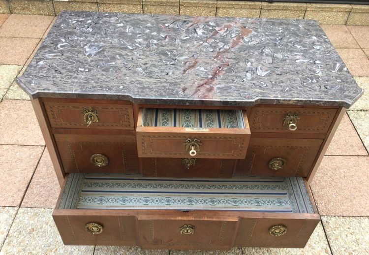 Une Commode En Marqueterie De Style Transition Louis XV -louis XVI