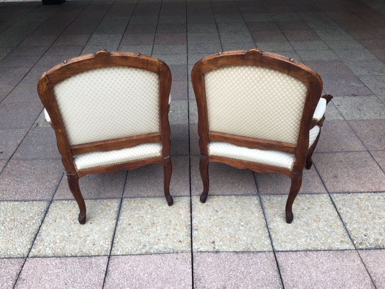 Une Paire De Fauteuils  à Dossier Plat De Style Louis XV