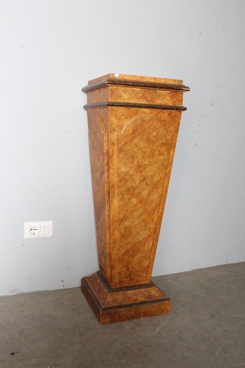 Ancient column XVIII century lacquered base painted fake marble. Siena Yellow. Measurements h 108. Base 33 x 33