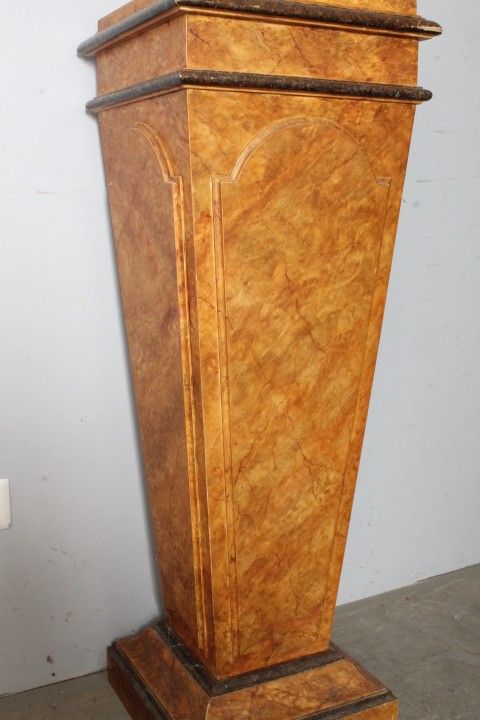Ancient column XVIII century lacquered base painted fake marble. Siena Yellow. Measurements h 108. Base 33 x 33