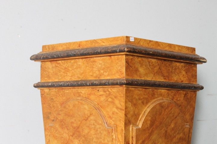 Ancient column XVIII century lacquered base painted fake marble. Siena Yellow. Measurements h 108. Base 33 x 33