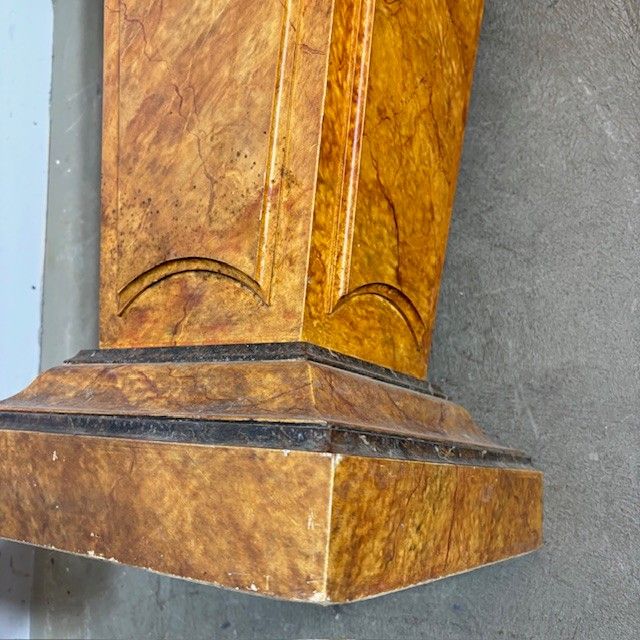 Ancient column XVIII century lacquered base painted fake marble. Siena Yellow. Measurements h 108. Base 33 x 33