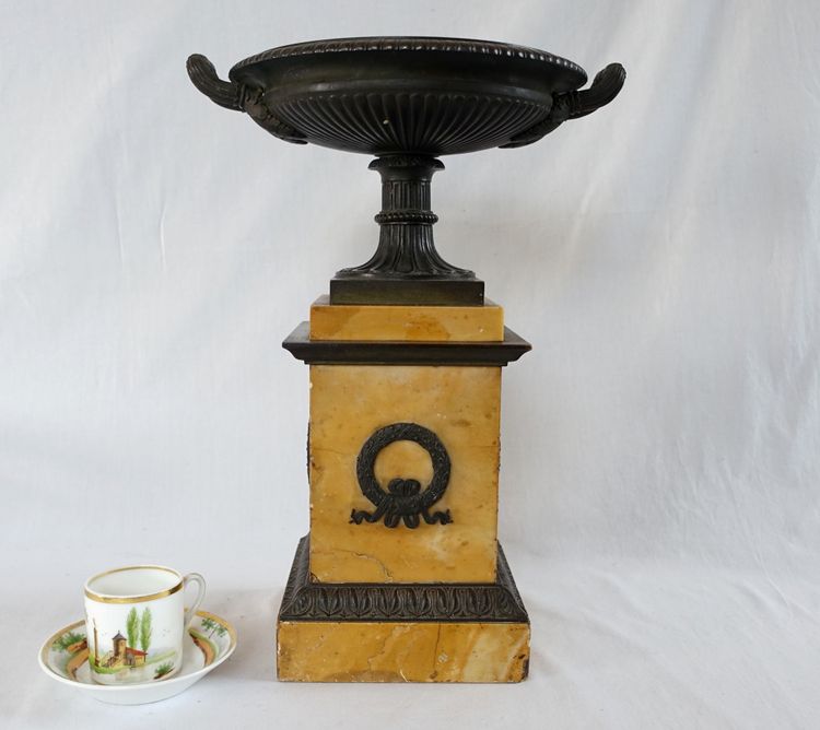 Large Tazza cup in patinated bronze and yellow Siena marble - Empire style, Charles X period