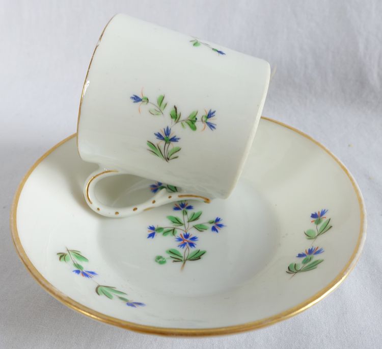 Litron coffee cup decorated with blue cornflowers and gold trim, Paris porcelain, late 18th - early 19th century
