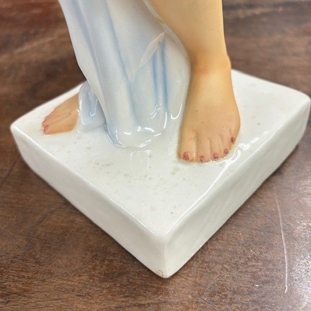 Antike Keramikskulptur „Trägerin“ von Ronzan, 1940er Jahre. H 54 . Art Deco 