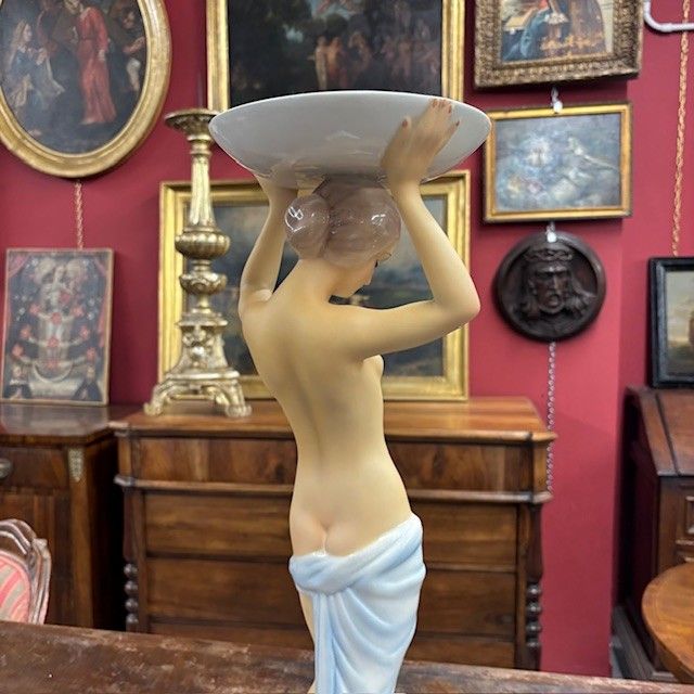 Antike Keramikskulptur „Trägerin“ von Ronzan, 1940er Jahre. H 54 . Art Deco 