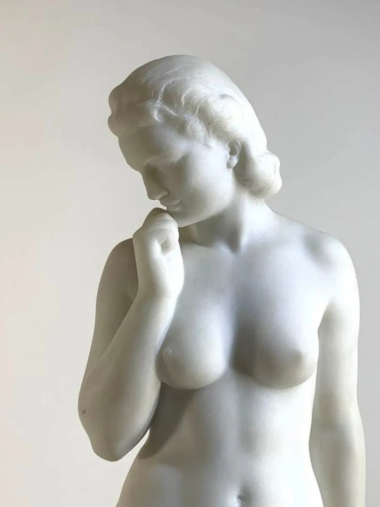Bagnante – Raffinata scultura in marmo di Carrara di Cipriani Ugo di Meneville 
