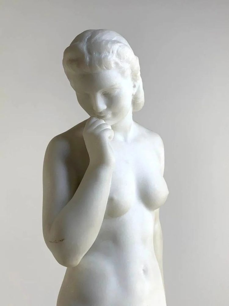 Bagnante – Raffinata scultura in marmo di Carrara di Cipriani Ugo di Meneville 