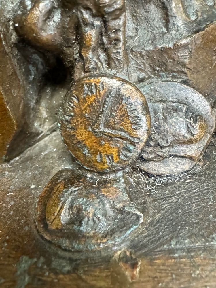 Scultura in bronzo raffigurante una donna seduta che si spoglia