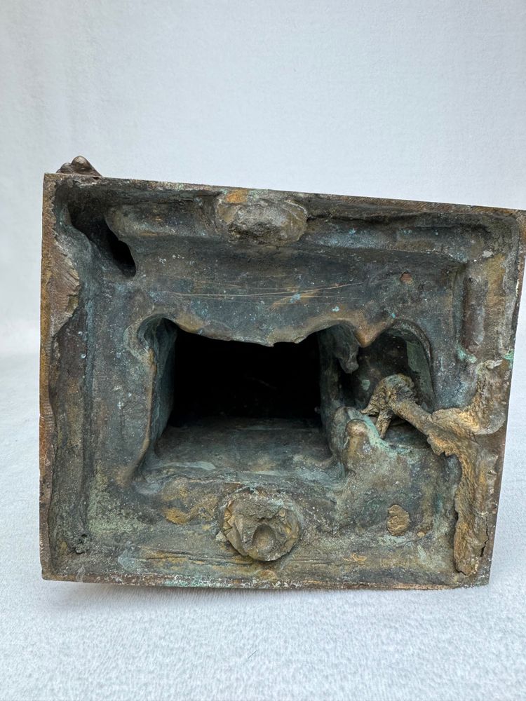 Scultura in bronzo raffigurante una donna seduta che si spoglia