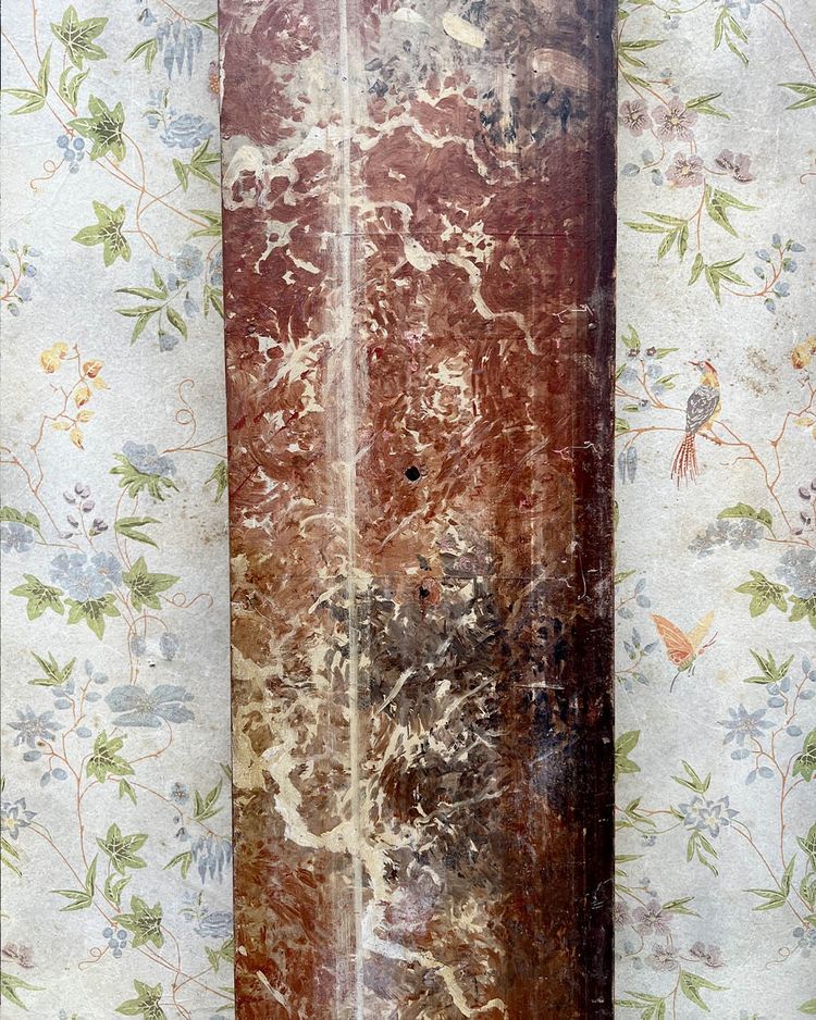 Coppie di colonne sceniche in legno dipinte in finto marmo e secondo l'Antico