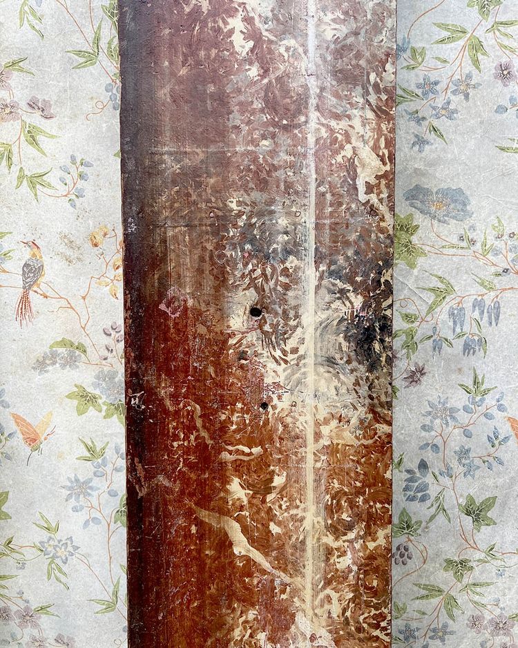 Coppie di colonne sceniche in legno dipinte in finto marmo e secondo l'Antico