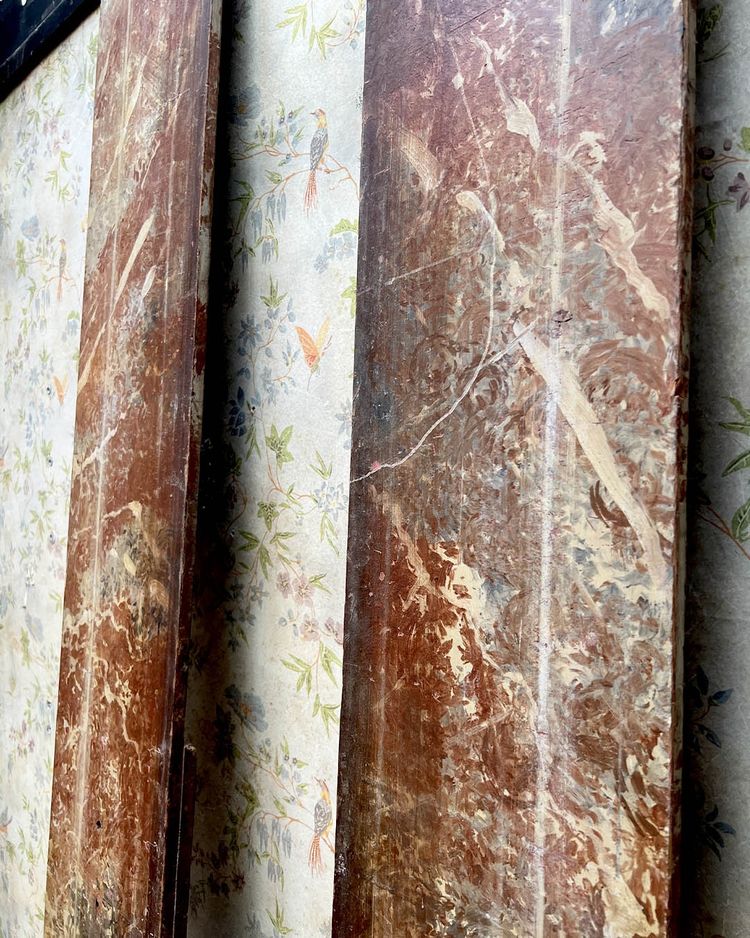 Coppie di colonne sceniche in legno dipinte in finto marmo e secondo l'Antico