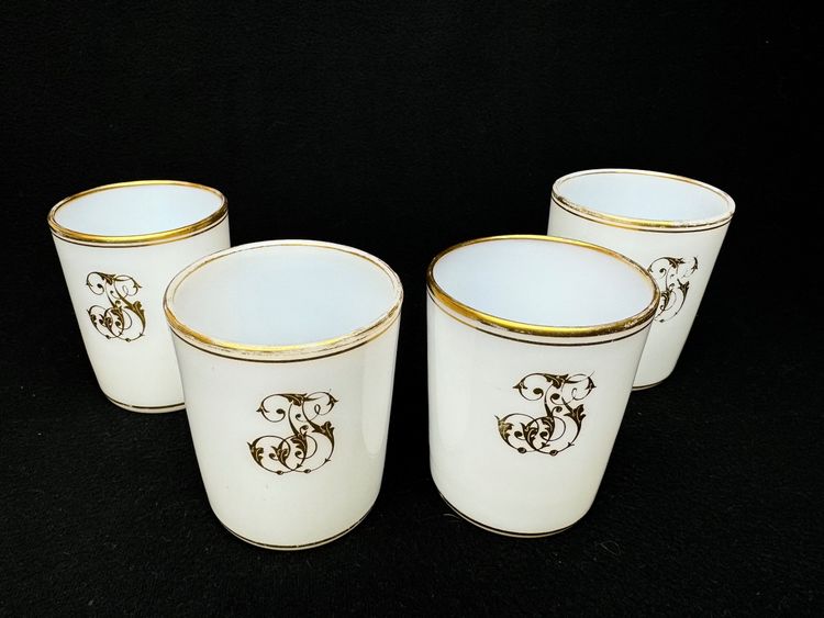Suite De 4 Verres En Opaline Monogrammes