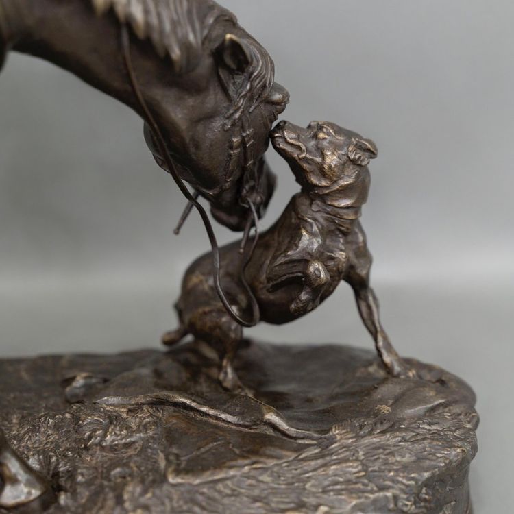 Scultura - Cavalla nella stalla che gioca con un cane, Pierre-Jules Mêne (1810-1879) - Bronzo