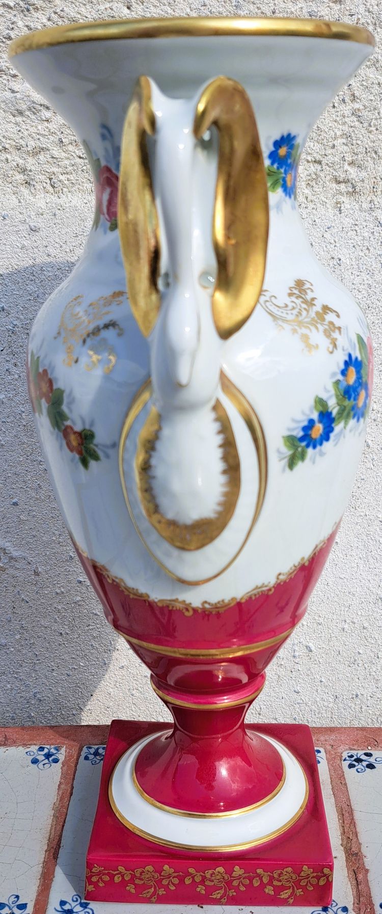 Vaso francese Pilllivuyt in porcellana marchiata con manici a testa di cigno dipinti a mano