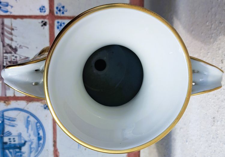 Vaso francese Pilllivuyt in porcellana marchiata con manici a testa di cigno dipinti a mano