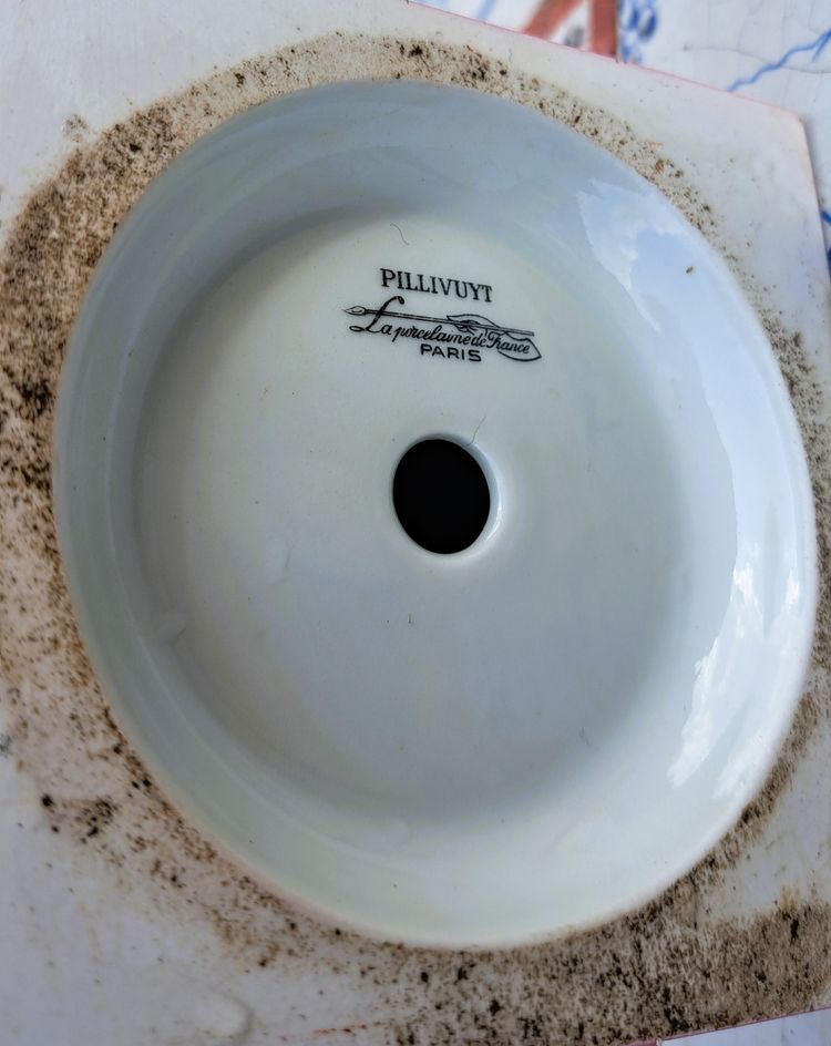 Vaso francese Pilllivuyt in porcellana marchiata con manici a testa di cigno dipinti a mano