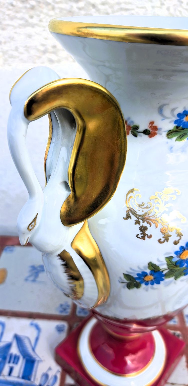 Vaso francese Pilllivuyt in porcellana marchiata con manici a testa di cigno dipinti a mano
